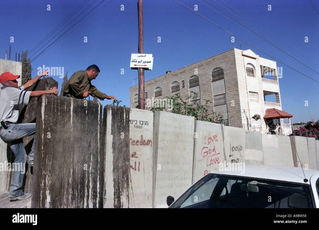 Abu Dis un sobborgo di Gerusalemme est, vicino al monte degli Ulivi, separati da Gerusalemme da parte di Israele muro di separazione. Foto Stock