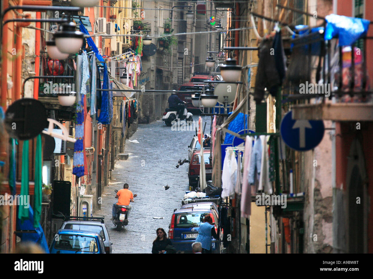 via toledo napoli negozi aperti oggi