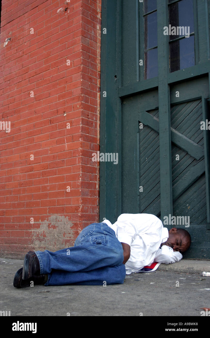 Uomo dorme sulle strade di Dallas, Texas, Stati Uniti d'America Foto Stock