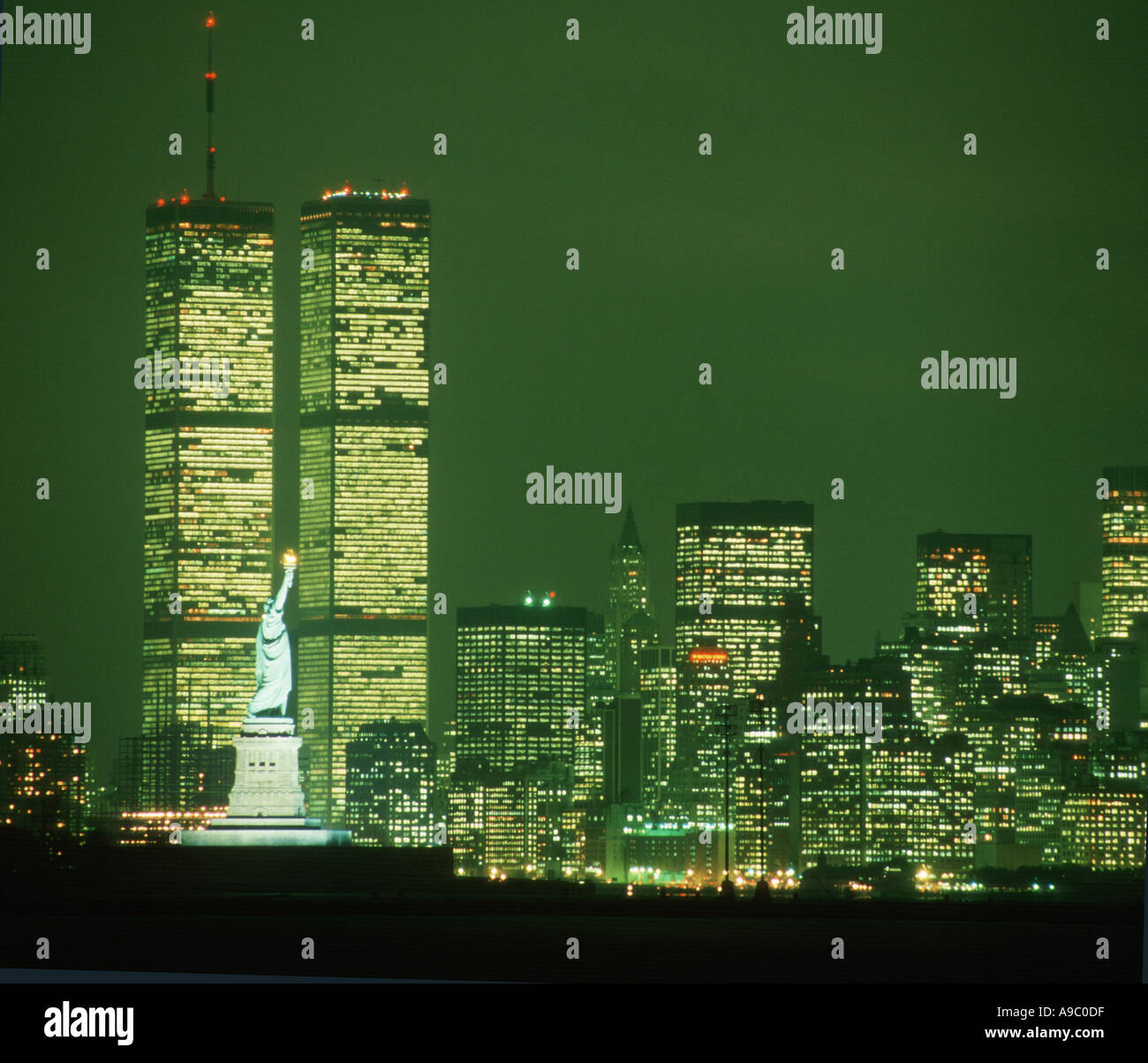 La parte inferiore di Manhattan a New York City durante la notte prima di Settembre 11 2001 mostra World Trade Center Towers Foto Stock