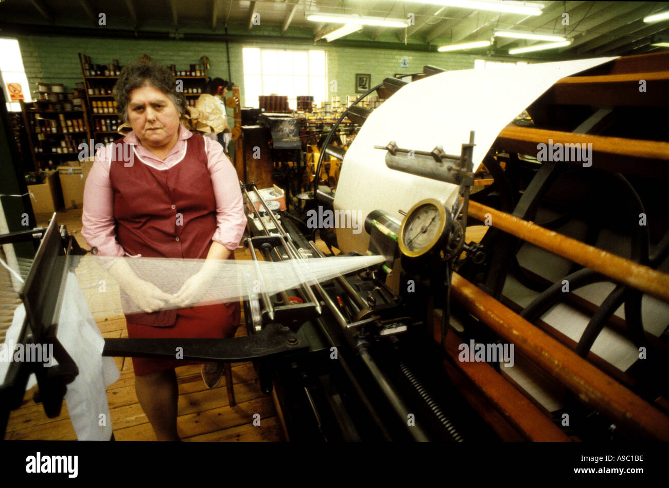 Donna al lavoro in seta tessile mill Suffolk Foto Stock