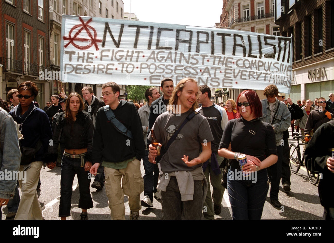 Anti capitalista di manifestanti hanno marciato per le strade di Londra il Mayday 2002. Foto Stock