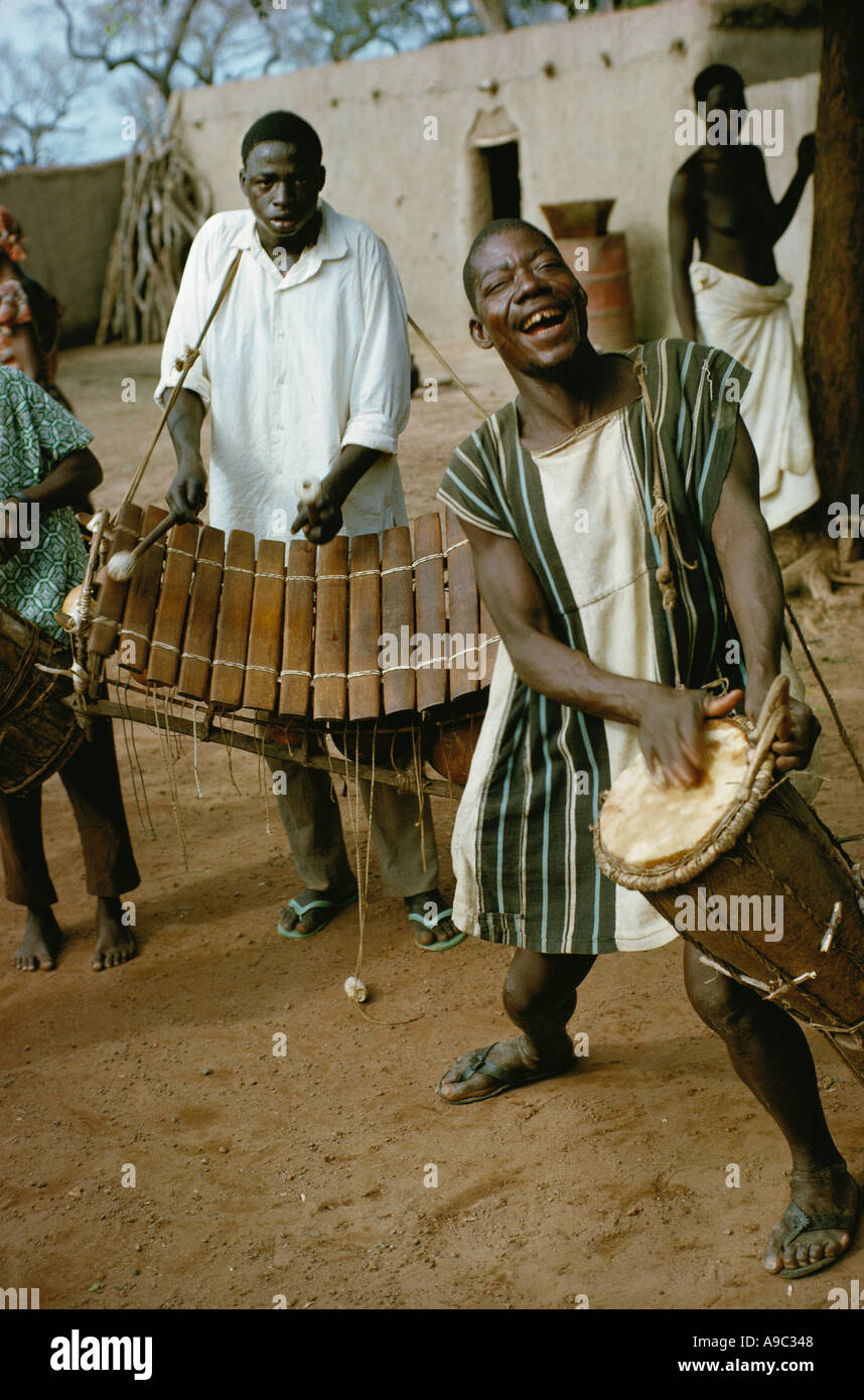 I musicisti di Bobo tribù suonando la batteria e balafon xilofono Koumbia in Burkina Faso Africa Foto Stock