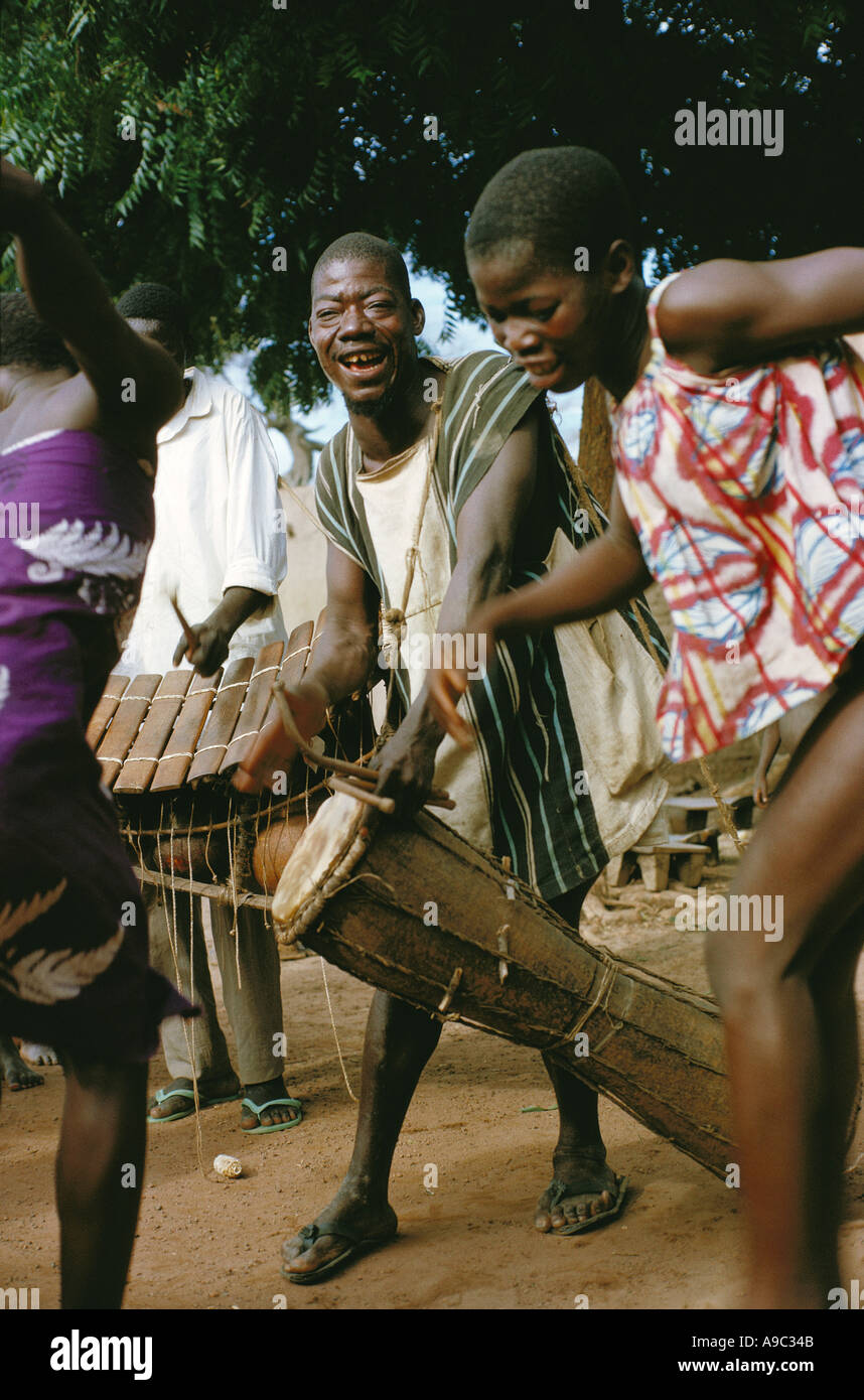 Le ragazze di Bobo tribù ballare al suono di tamburi e balafon xilofono Koumbia in Burkina Faso Africa Foto Stock