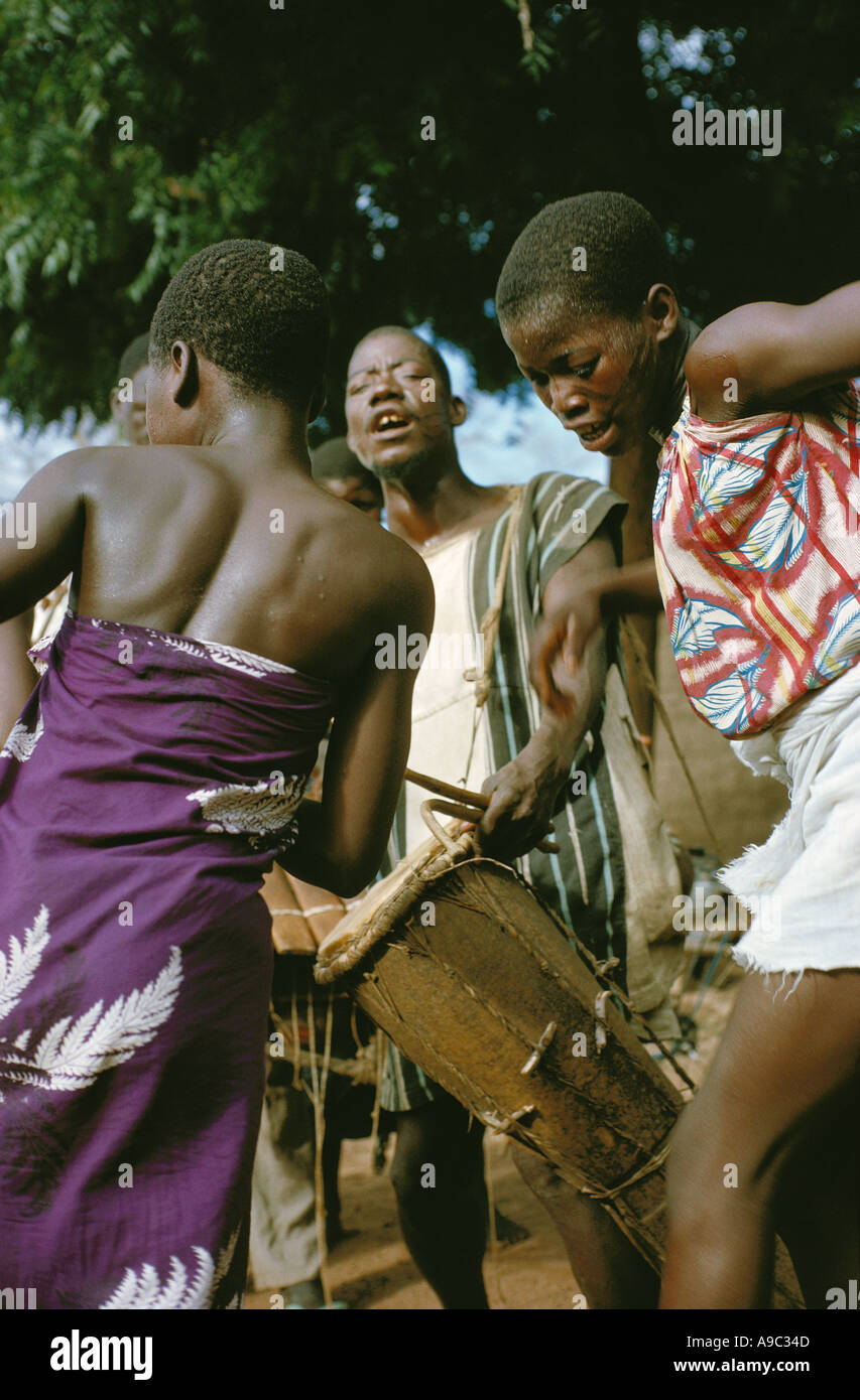 Le ragazze di Bobo tribù ballare al suono di tamburi e balafon xilofono Koumbia in Burkina Faso Africa Foto Stock
