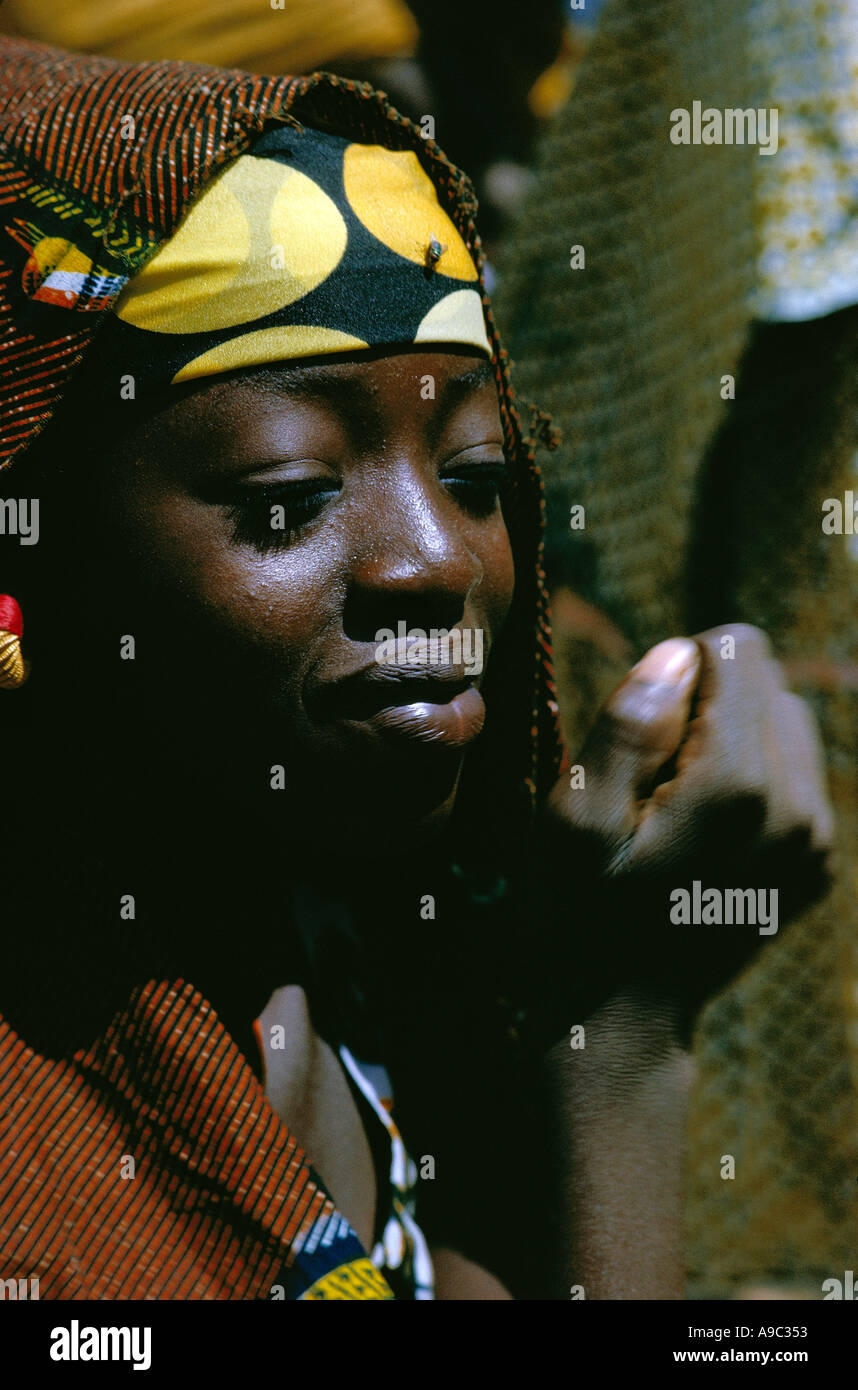 Ritratto di donna al mercato in Bobo Dioulasso Burkina Faso Africa Foto Stock