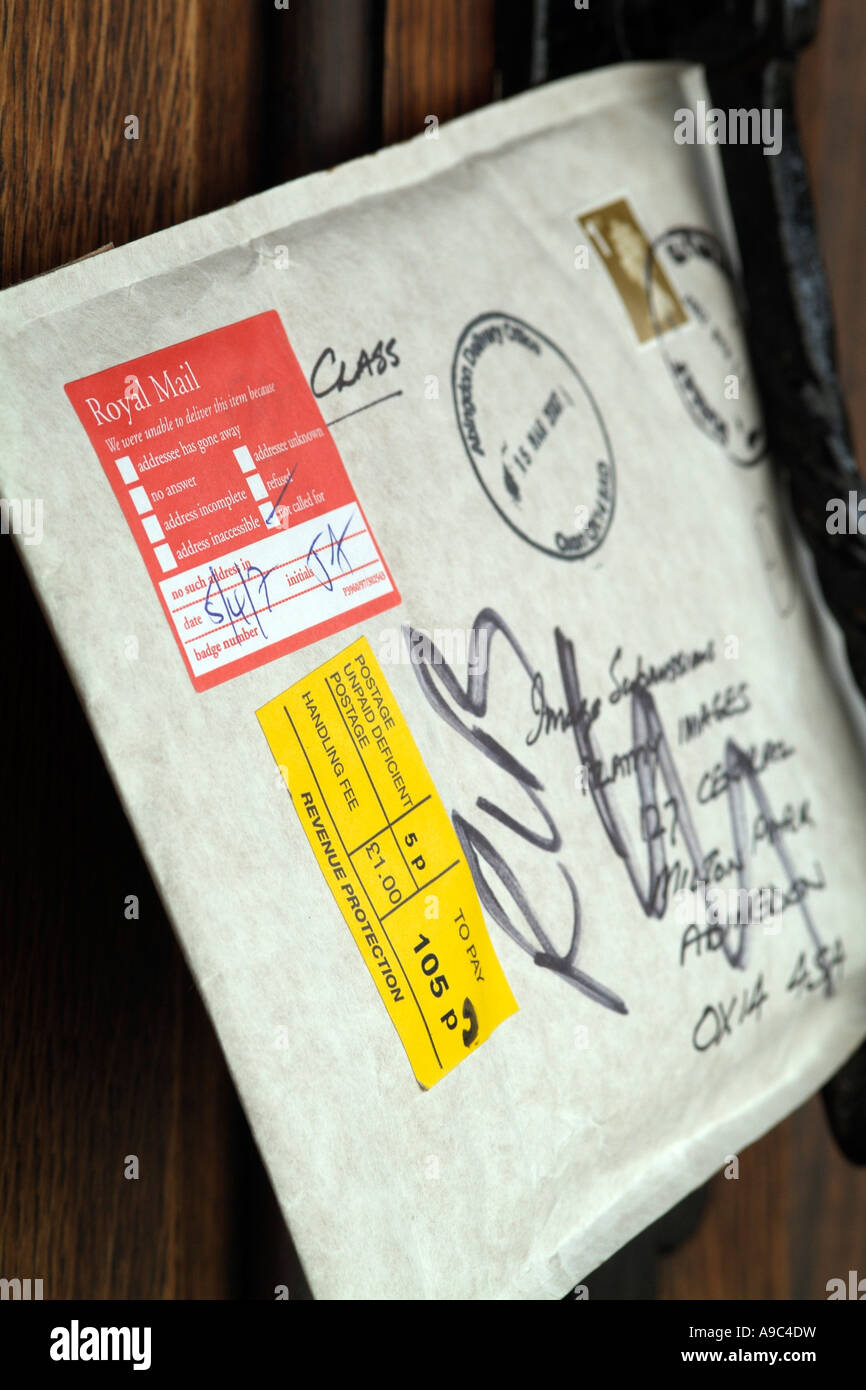 Royal Mail postal la fornitura di pacchetti in una prima classe pacchetto  postale con affrancatura carente sticker Foto stock - Alamy