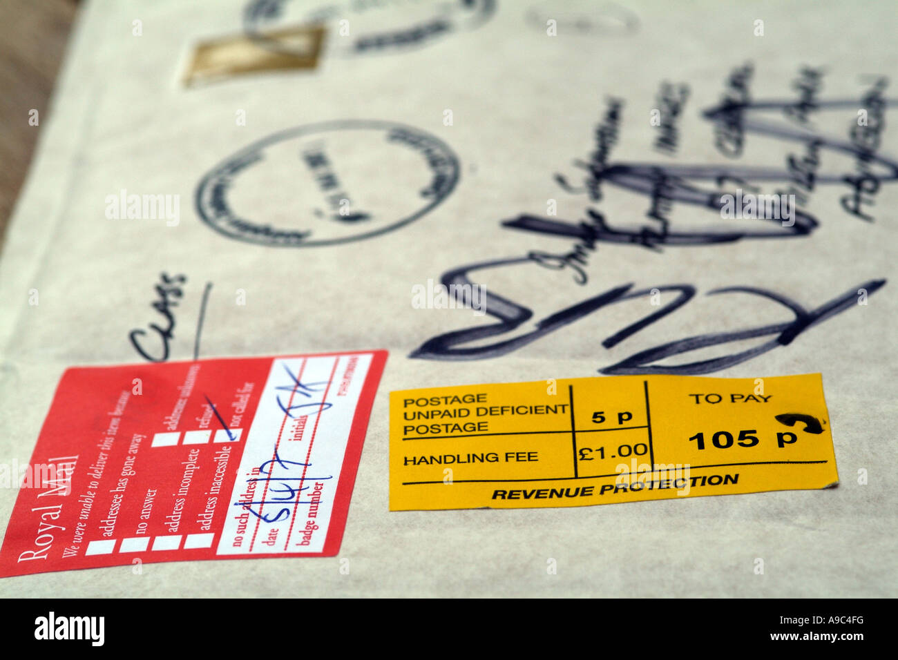 Royal Mail postal la fornitura di pacchetti in una prima classe pacchetto  postale con affrancatura carente di adesivo di protezione delle entrate  Foto stock - Alamy