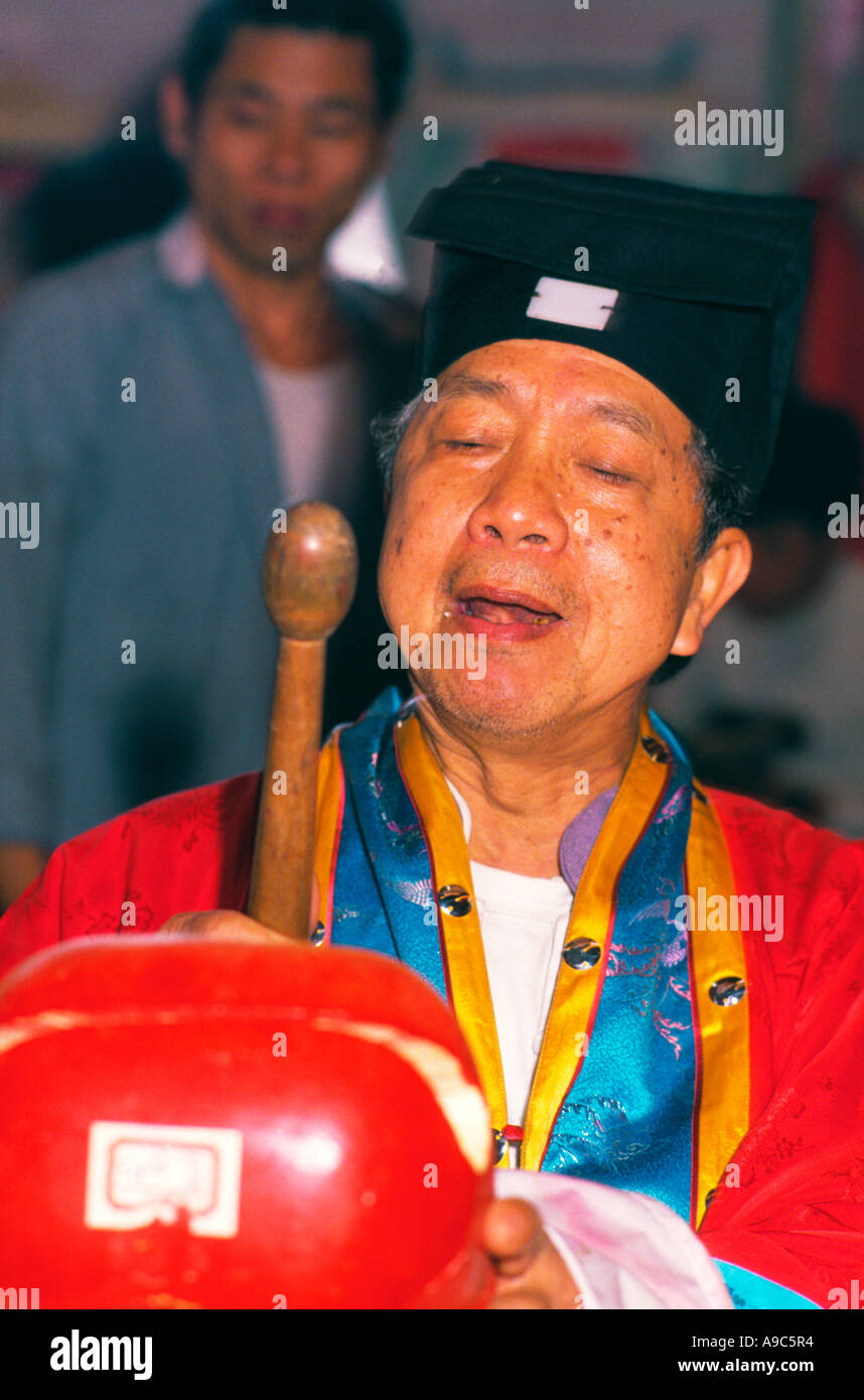 Sacerdote taoista cantando in Tinhau matsu festival Tapmun Isola Hong Kong Cina Foto Stock