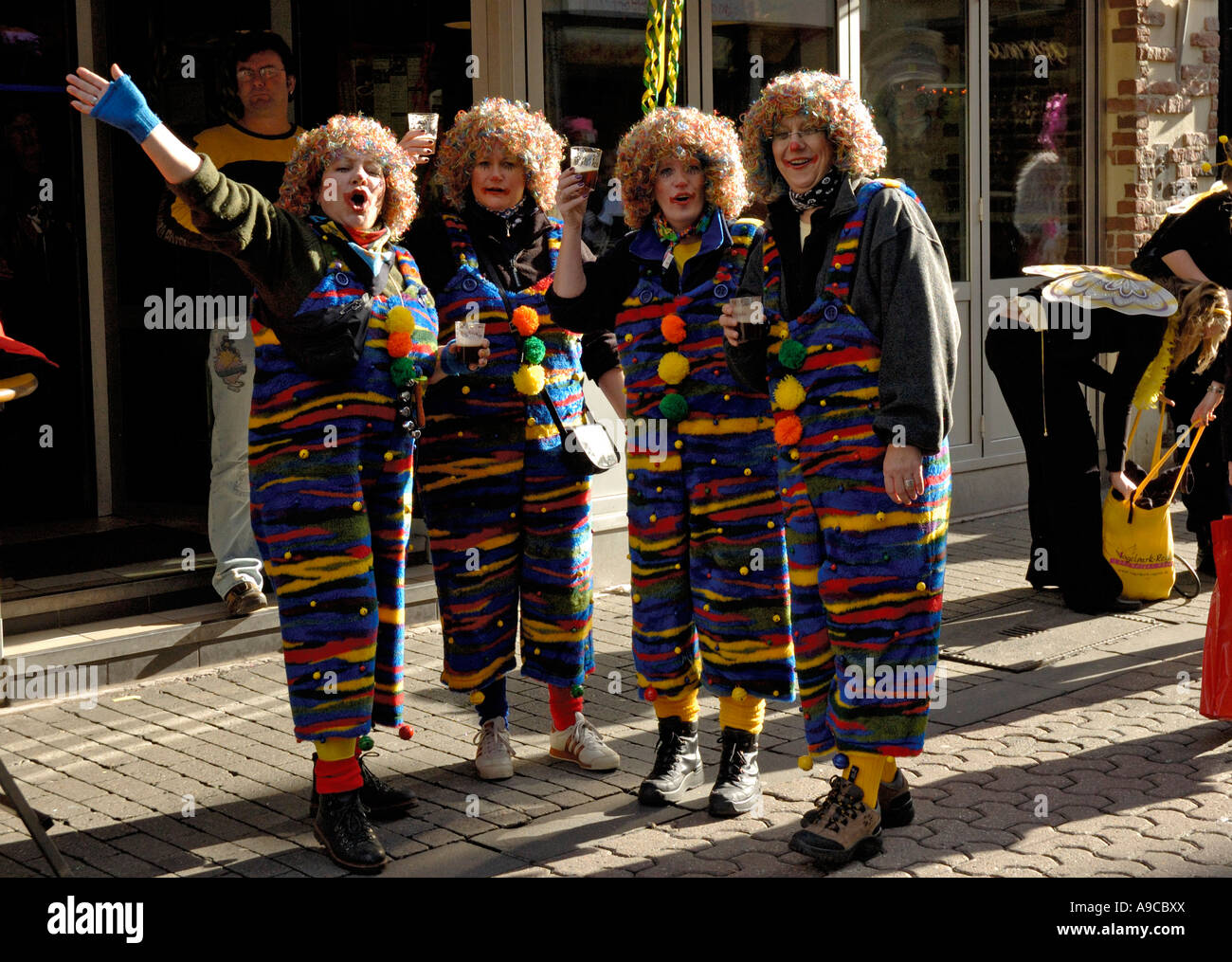 Gruppo di 4 donne 40s 50s celebrando Weiberfastnacht, Carnevale, Dusseldorf, Germania, 2007. Foto Stock