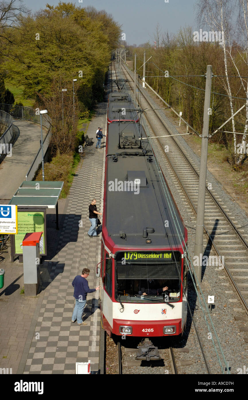 Duisburg a Duesseldorf tram alla stazione Flughafenstrasse, D. Lohausen, Germania. Foto Stock