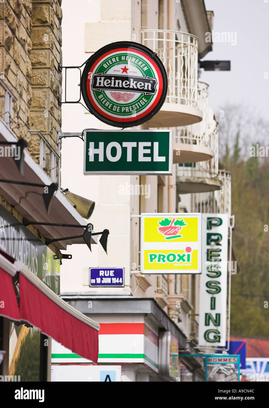 Riga del negozio retail signage al di sopra di una via in Francia Europa Foto Stock