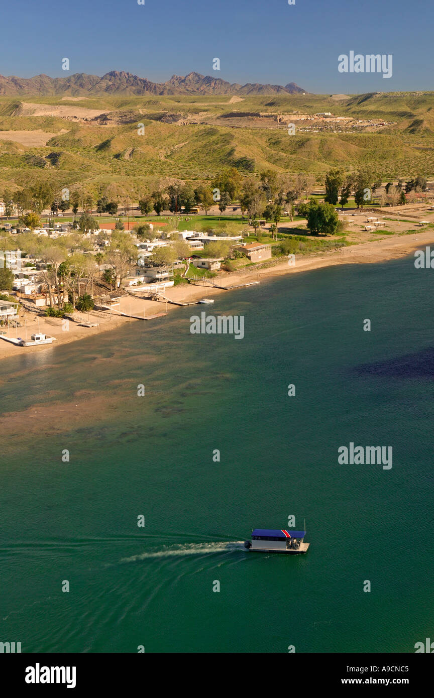 Il fiume Colorado e paratia City Arizona da Laughlin Nevada Foto Stock