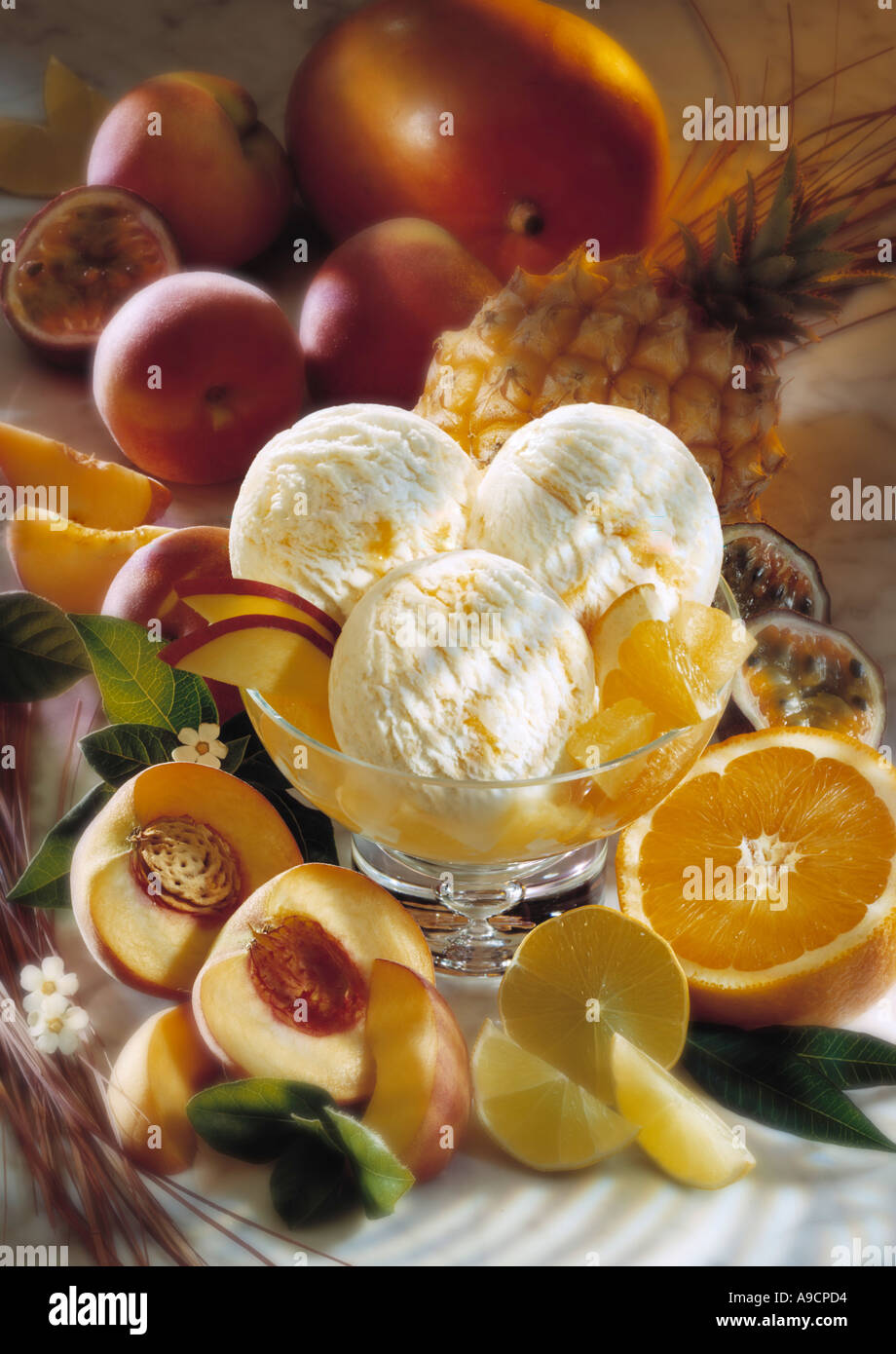 Gelato alla crema con frutti tropicali Foto Stock