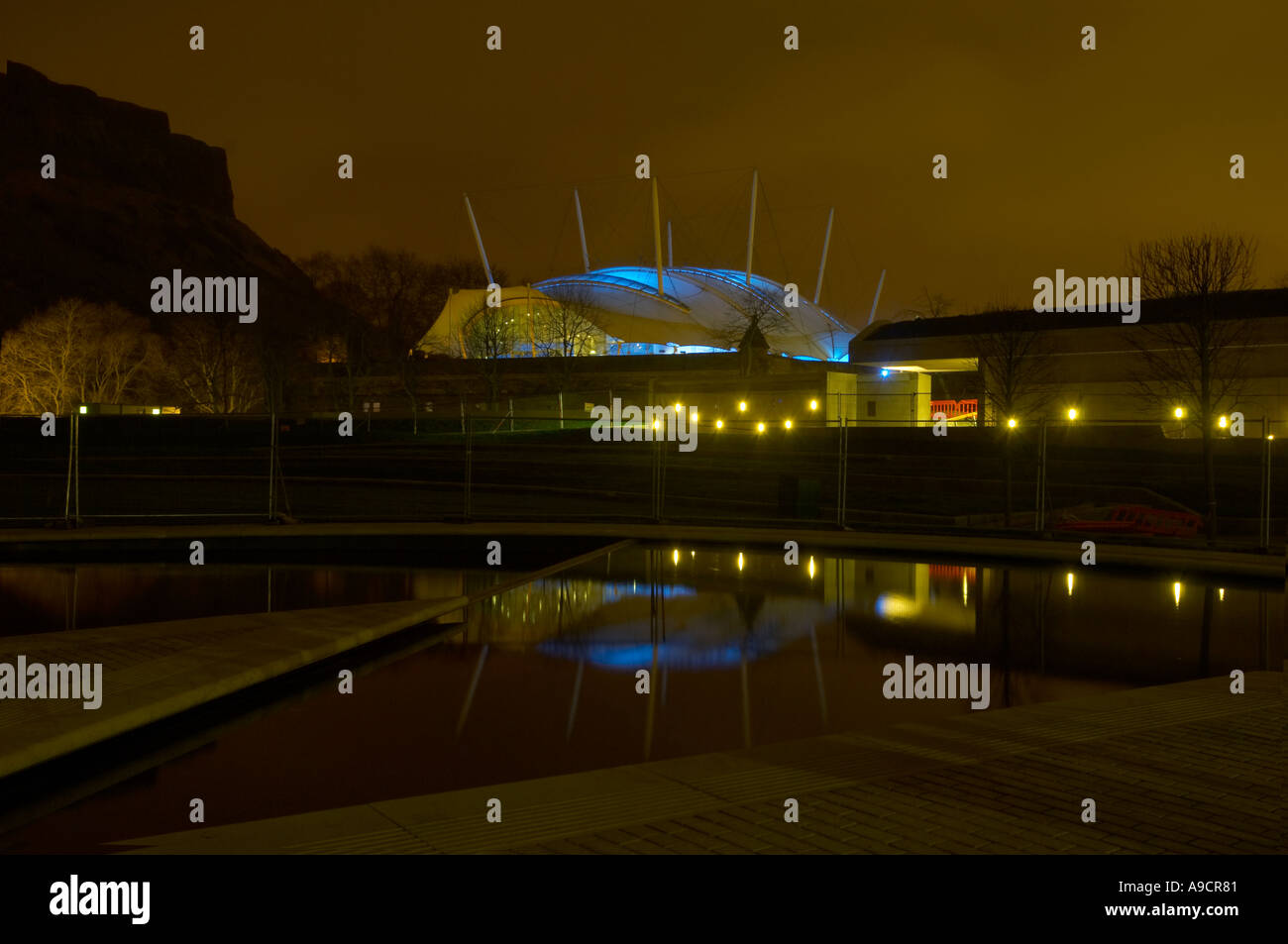Dynamic Earth Edinburgh di notte con riflessi nel lago, Scozia, UK, GB. Foto Stock