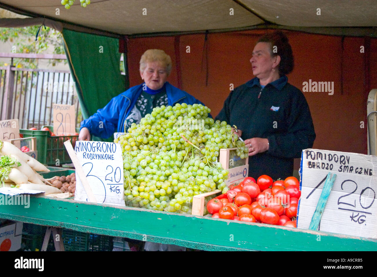 Il gigante di vendita pila di uve da produrre al polacco Rynek Balucki marciapiede mercato. Lodz Polonia Foto Stock