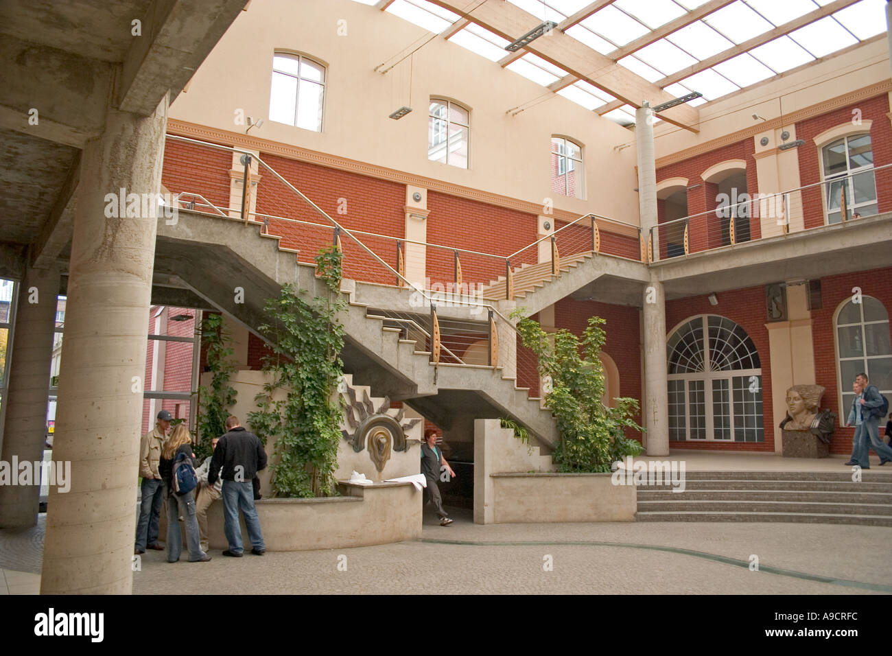 Il cortile della Accademia delle scienze umanistiche e di economia. Lodz Polonia Foto Stock Il cortile della Accademia delle scienze umanistiche e di economia. Lodz Polonia Foto Stock