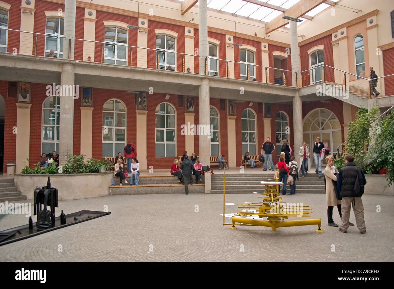 Gruppi di studenti nel cortile della Accademia delle scienze umanistiche e di economia. Lodz Polonia Foto Stock Gruppi di studenti nel cortile della Accademia delle scienze umanistiche e di economia. Lodz Polonia Foto Stock