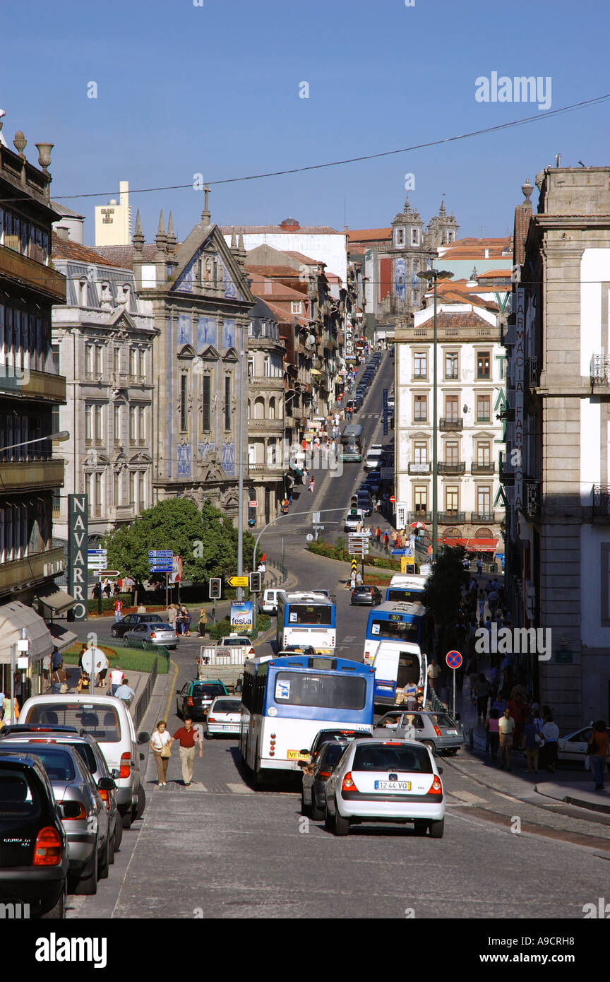 Vista panoramica strada vivace centro storico magnifica architettura tipica costruzione Porto Oporto portogallo Europa Iberia Foto Stock