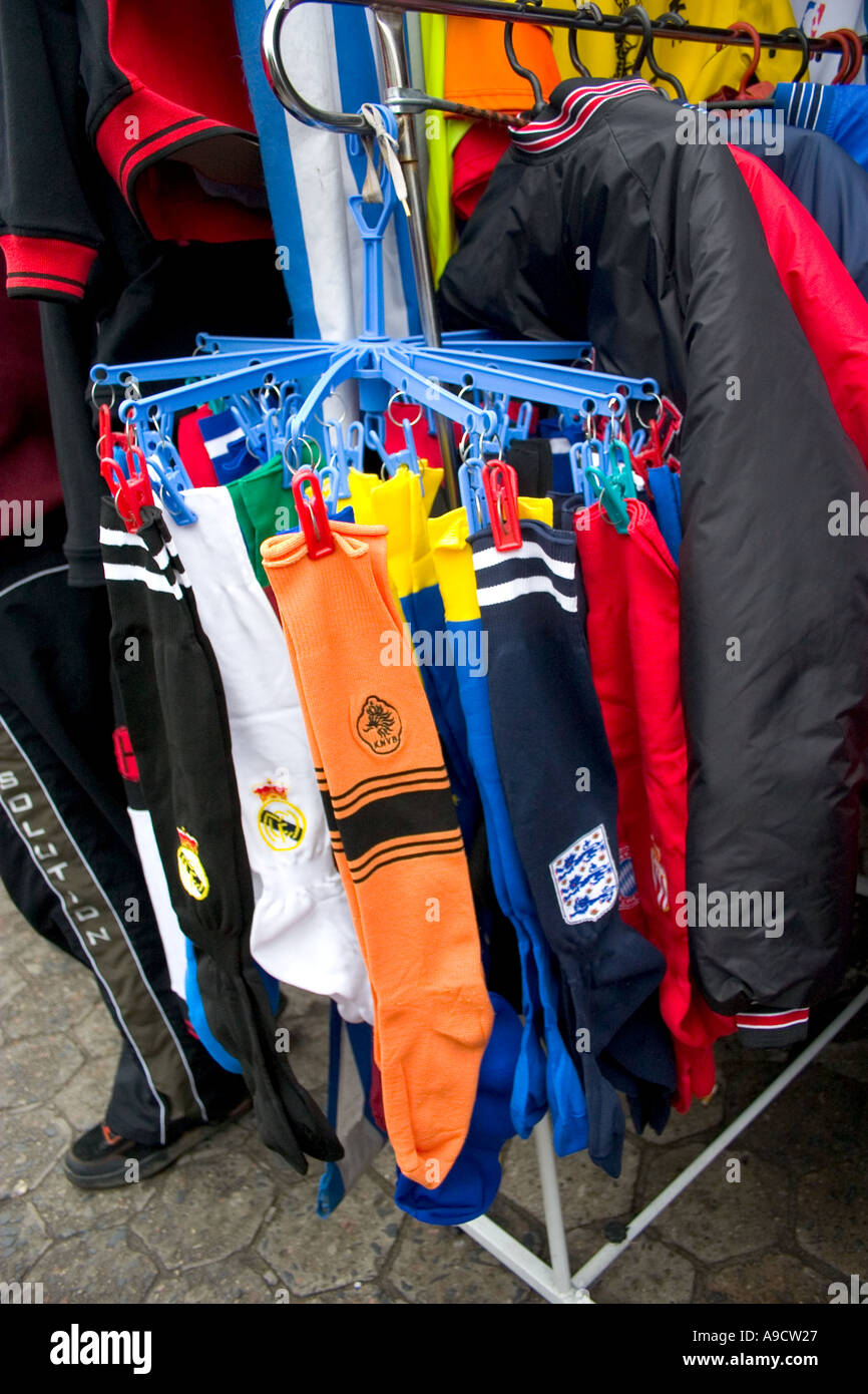 Colorate calze sportive e giacche in vendita presso il polacco Balucki  Rynek marciapiede mercato. Lodz Polonia Foto stock - Alamy