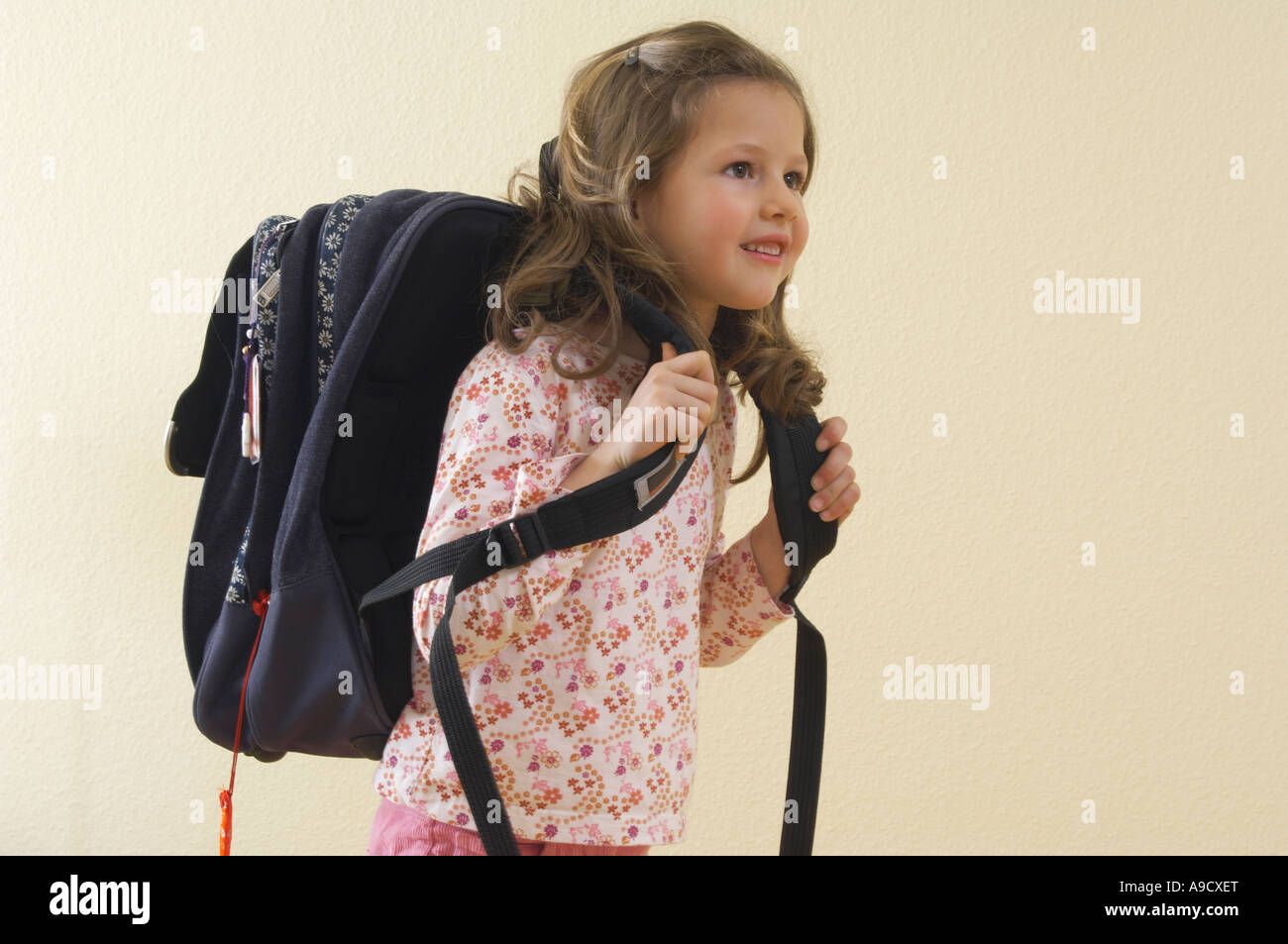 Bambina con borsa pronto ad andare a scuola Foto Stock