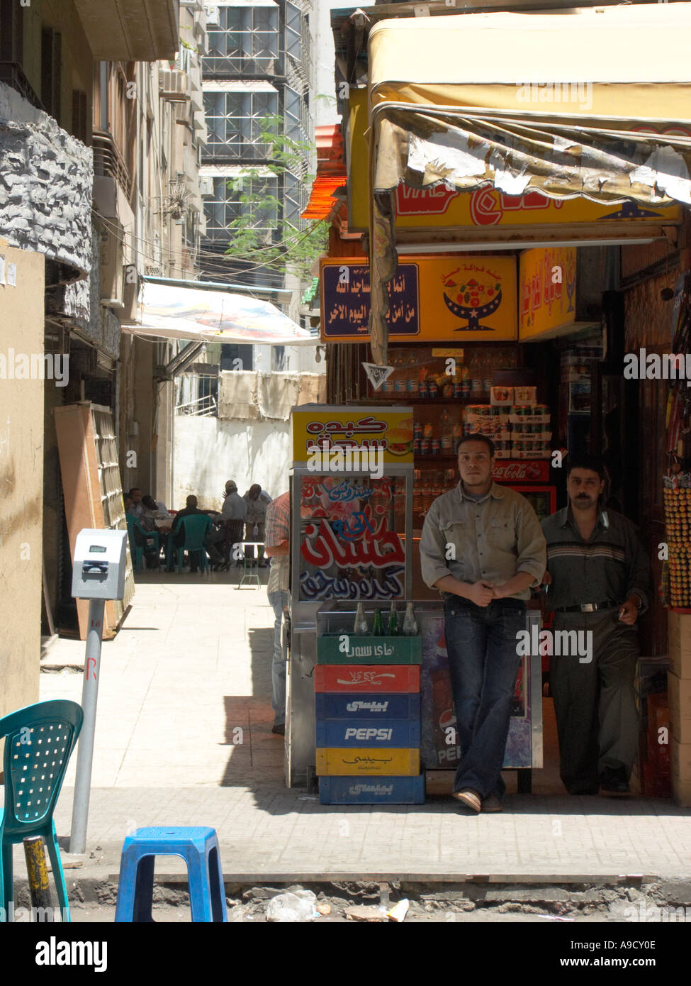 Piccolo negozio sulla strada di down town Cairo Foto Stock