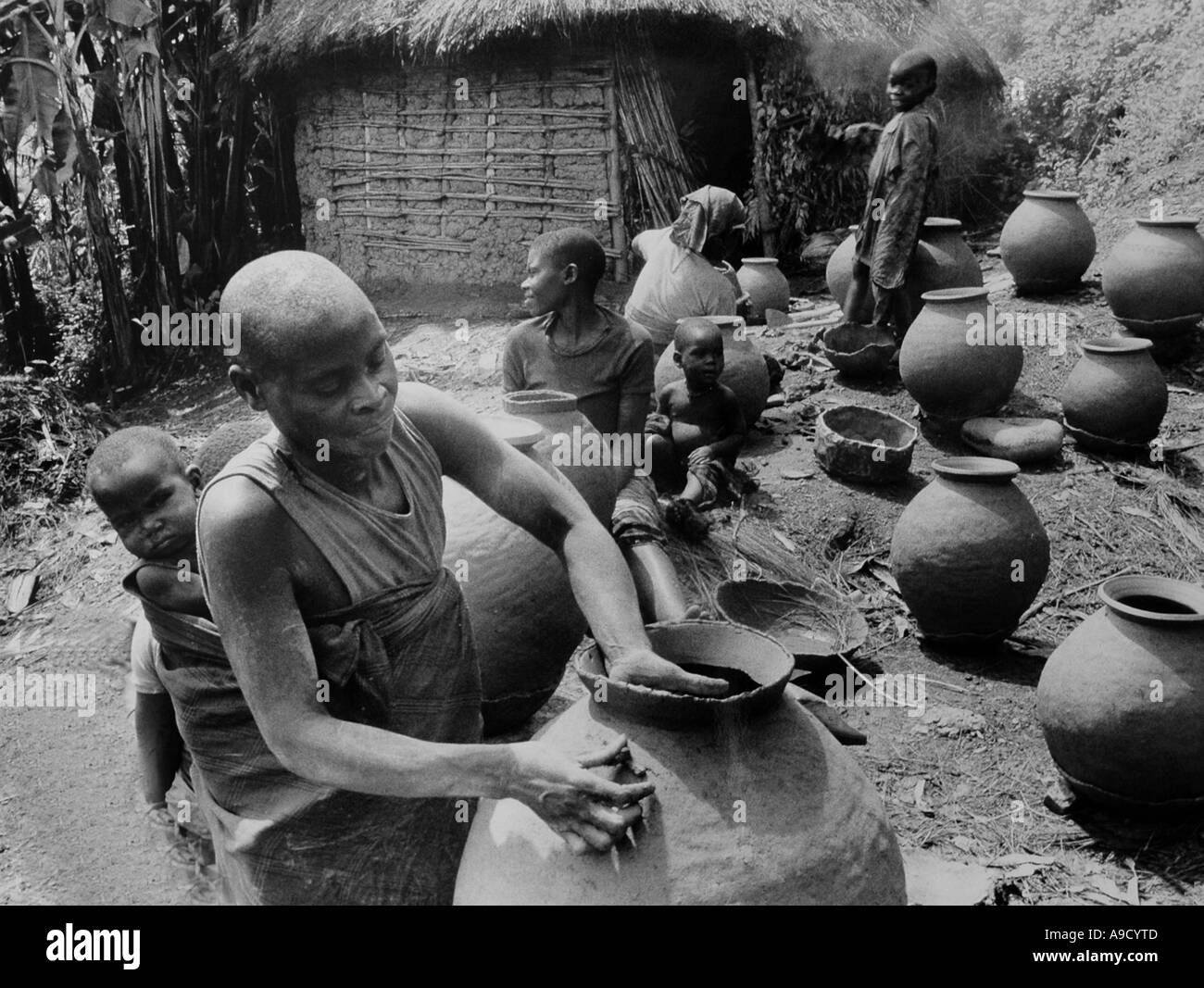 Una pentola Maker in Burundi, i Twa persone corte tradizionale ballerini e Pot Makers Foto Stock