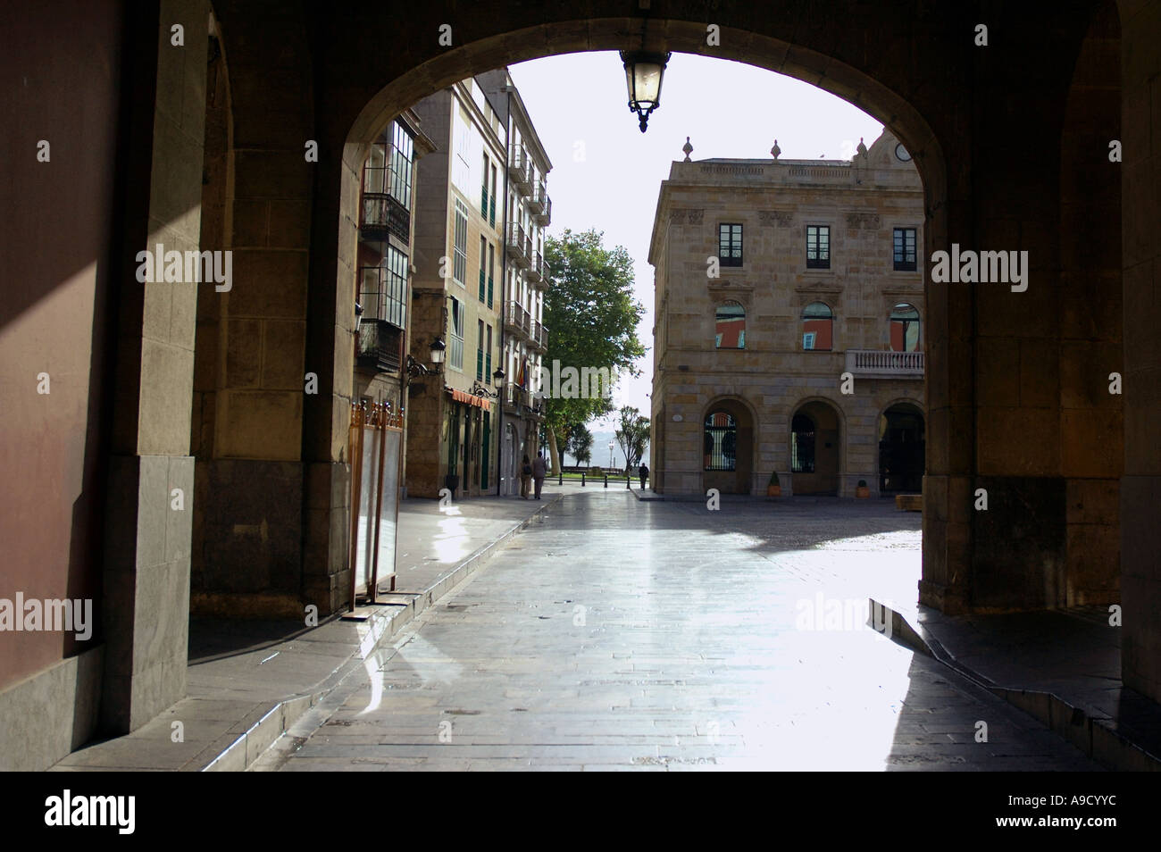 Visualizzare Gijon piazza principale attraverso un arco di accesso Xixon Asturias Golfo di Biscaglia Golfo de Vizcaya Spagna España Iberia Europa Foto Stock