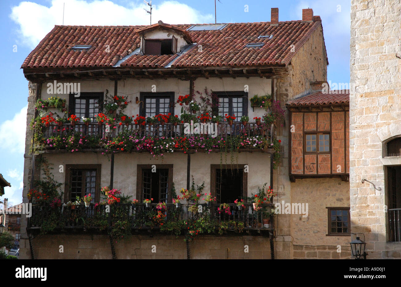 Vista di Santillana Del Mar conservato borgo medievale in Cantabria Spagna Europa España Foto Stock