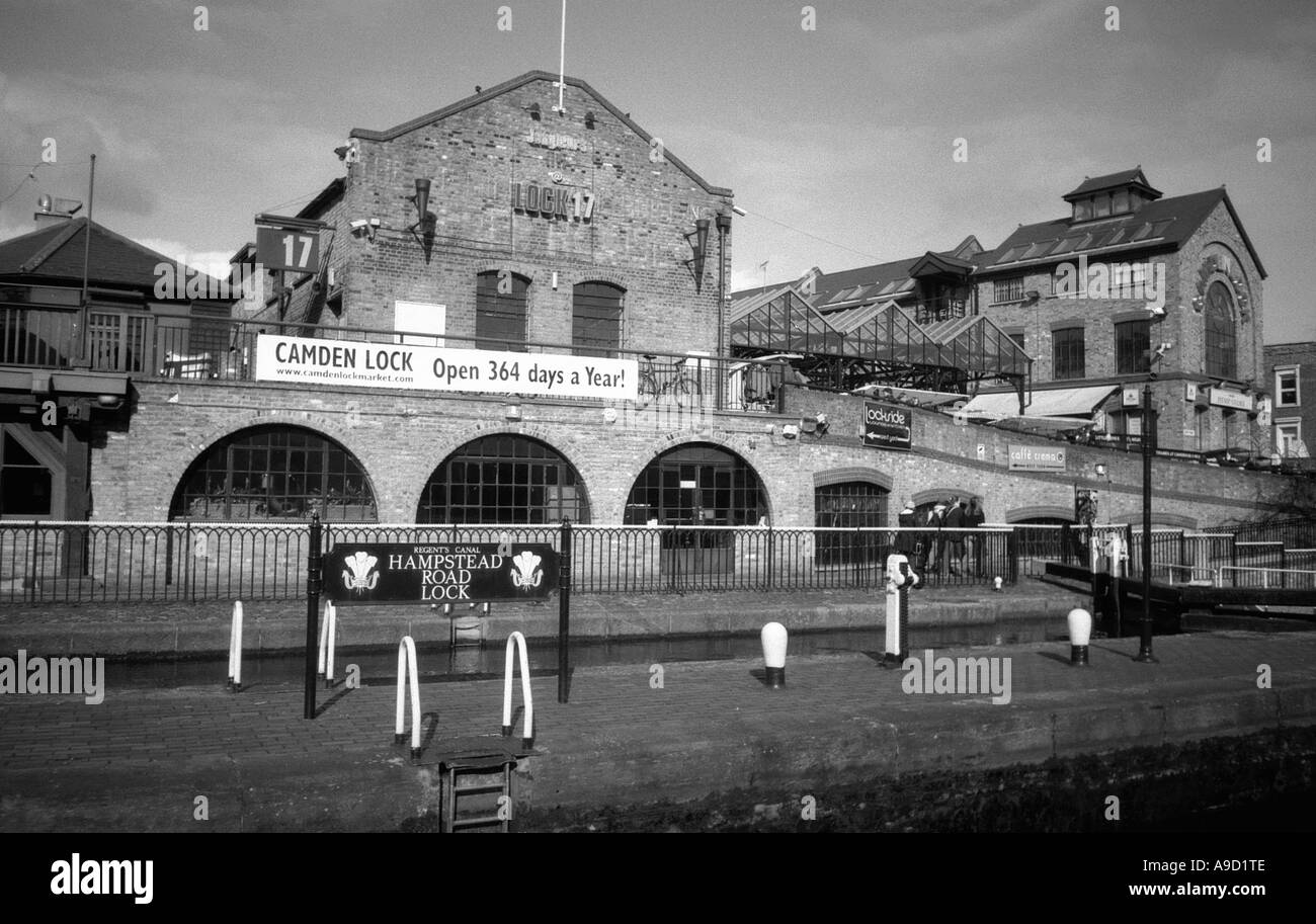 Vista di Camden Lock market e canal Camden Town Londra Inghilterra Regno Unito Europa Foto Stock