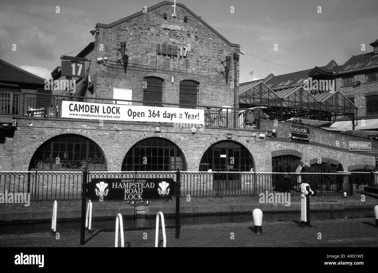 Vista di Camden Lock market e canal Camden Town Londra Inghilterra Regno Unito Europa Foto Stock