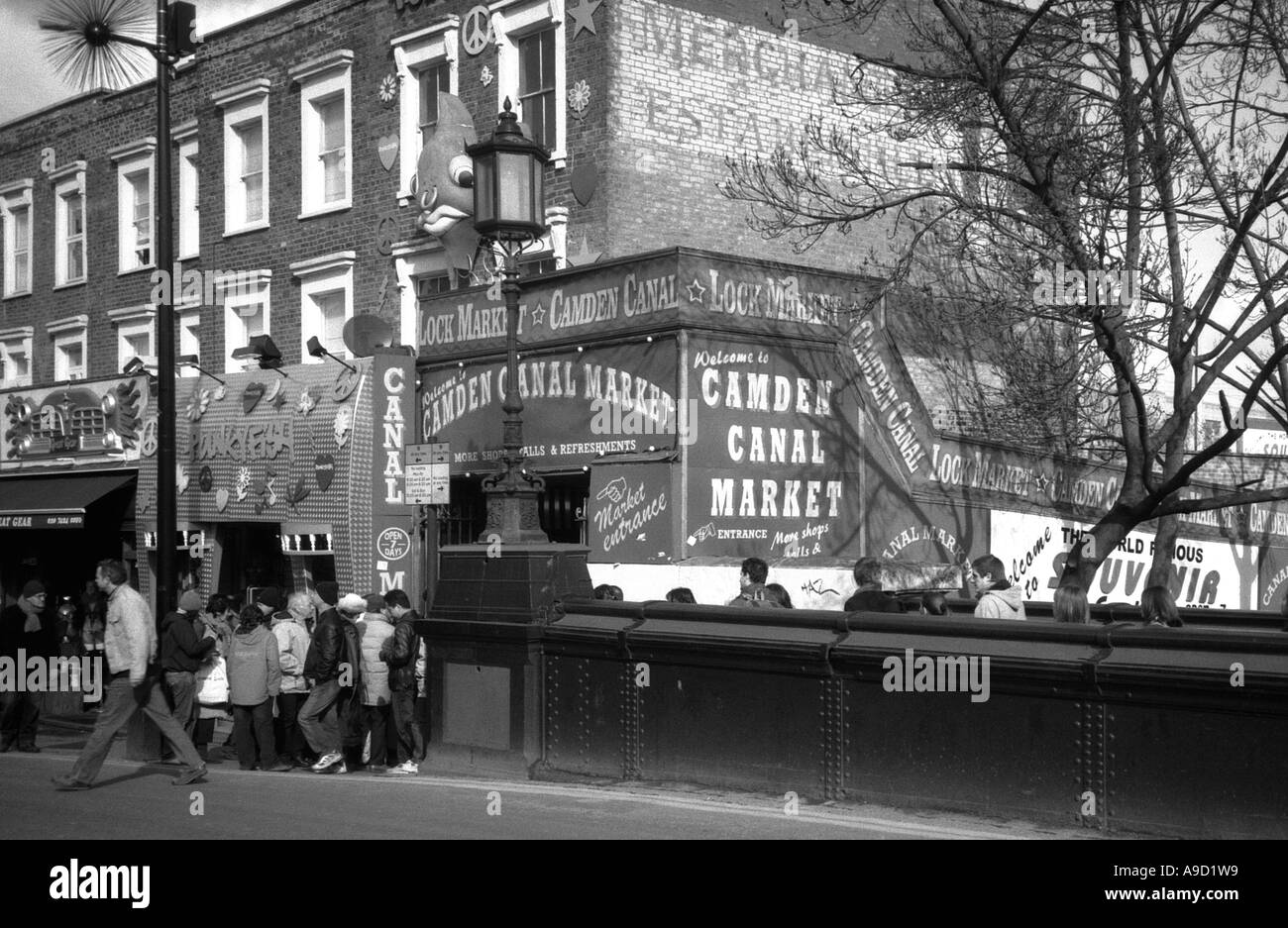 Vista della trafficata colorato vivace Camden Canal mercato di Camden Town Londra Inghilterra Regno Unito Europa Foto Stock