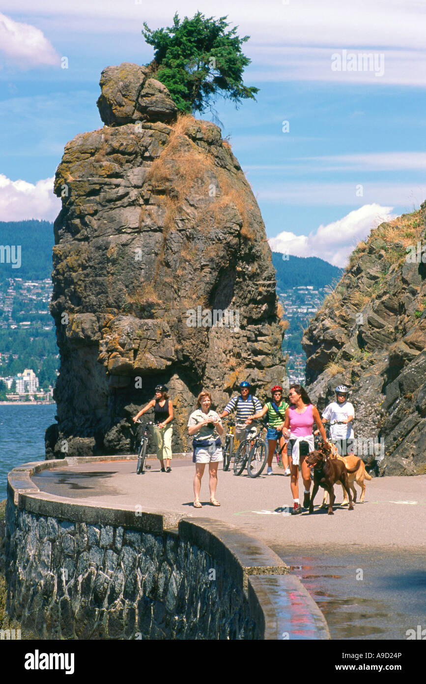 La gente camminare lungo il Parco Stanley Seawall a 'Siwash Rock' e 'English Bay' in Vancouver British Columbia Canada in estate Foto Stock