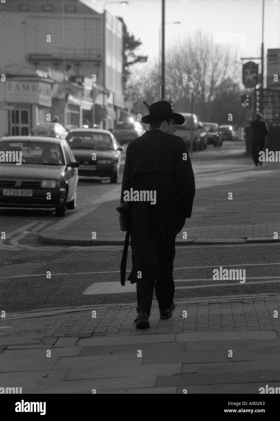 Jewish man walking in High Street in Golders Green home grande comunità ebraica Londra Inghilterra Regno Unito Europa Foto Stock