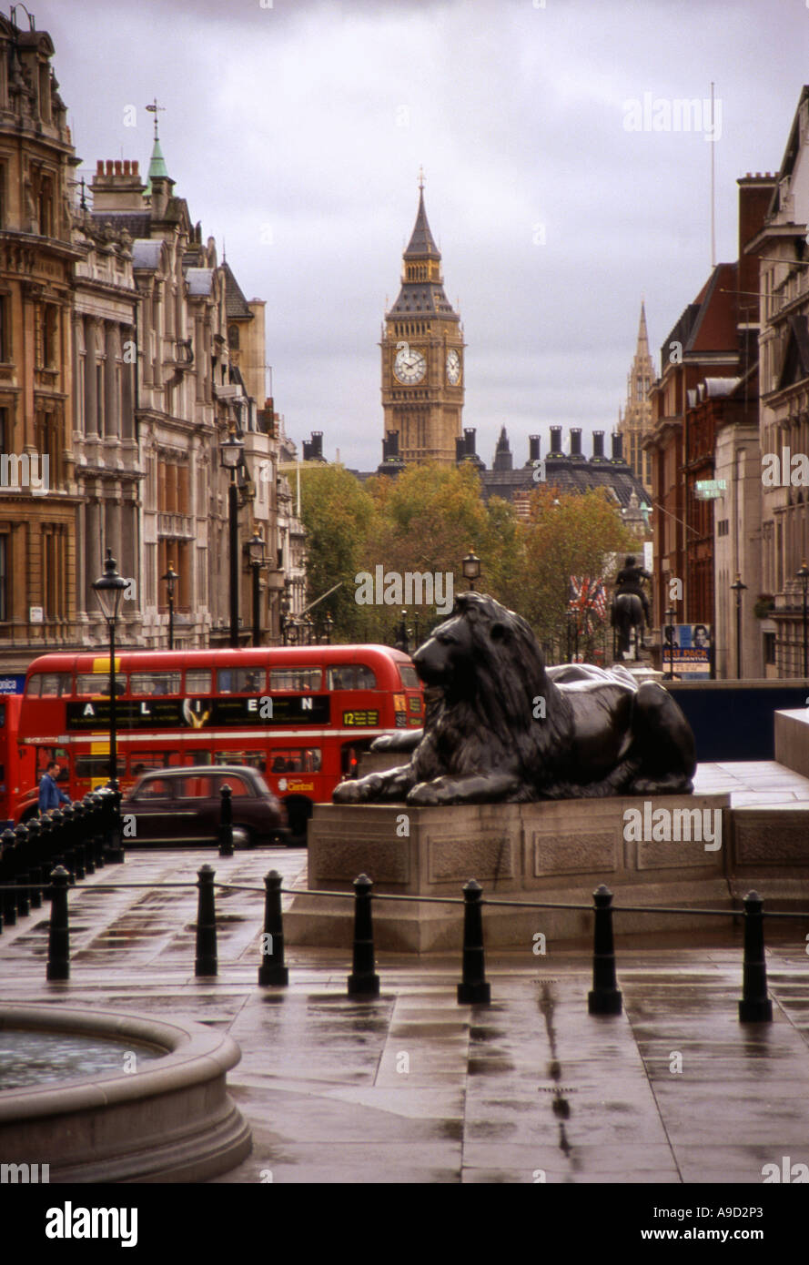 Trafalgar Square con i lions Double Decker Bus Casa del Parlamento Big Ben Clock Tower Londra Inghilterra Regno Unito Europa Foto Stock