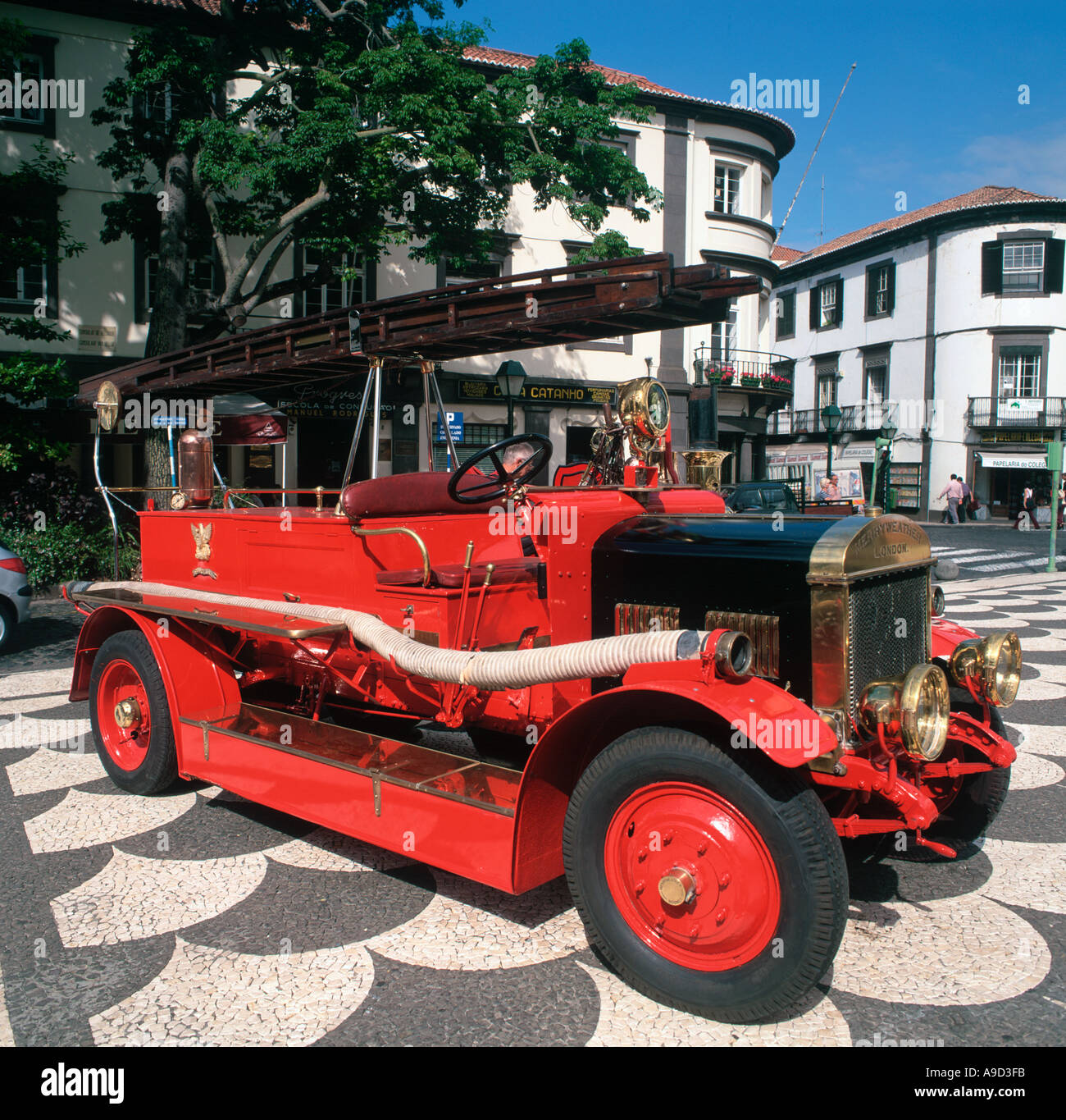 Il vecchio motore fire sulla visualizzazione temporanea in Praca Do Municipio nel centro della città, Funchal, Madeira, Portogallo Foto Stock