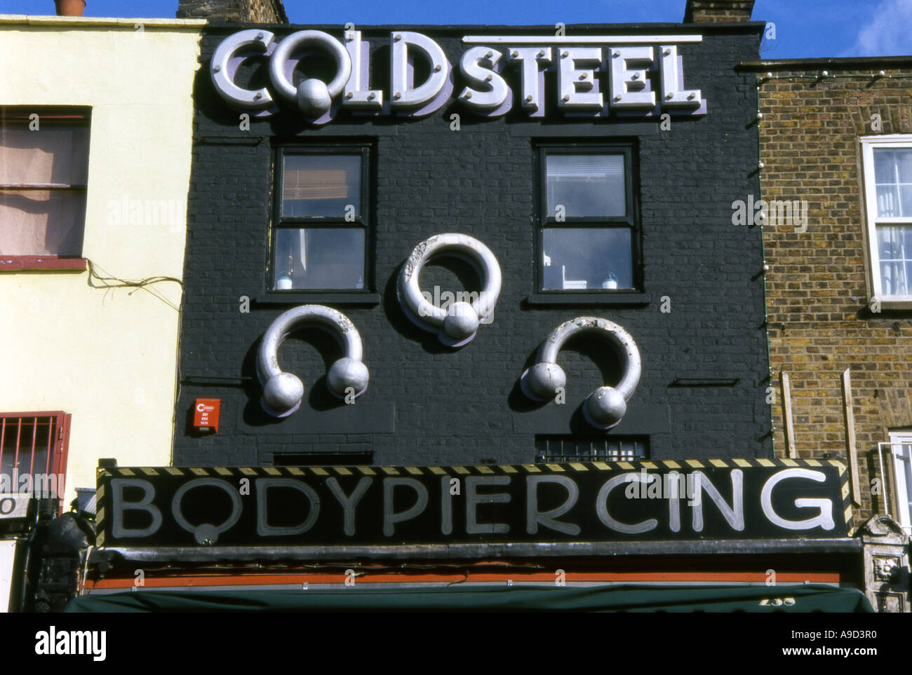 Vista del tipico colorato body piercing shop in Camden Town Londra Inghilterra Regno Unito Europa Foto Stock