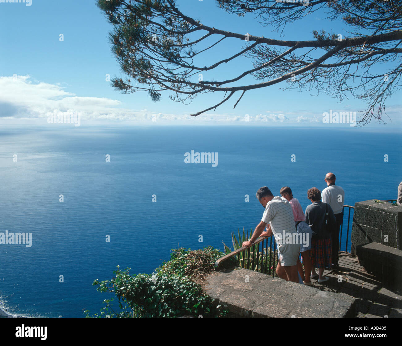 I turisti ammirando la vista a una scogliera di Cabo Girao, Madeira, Portogallo Foto Stock