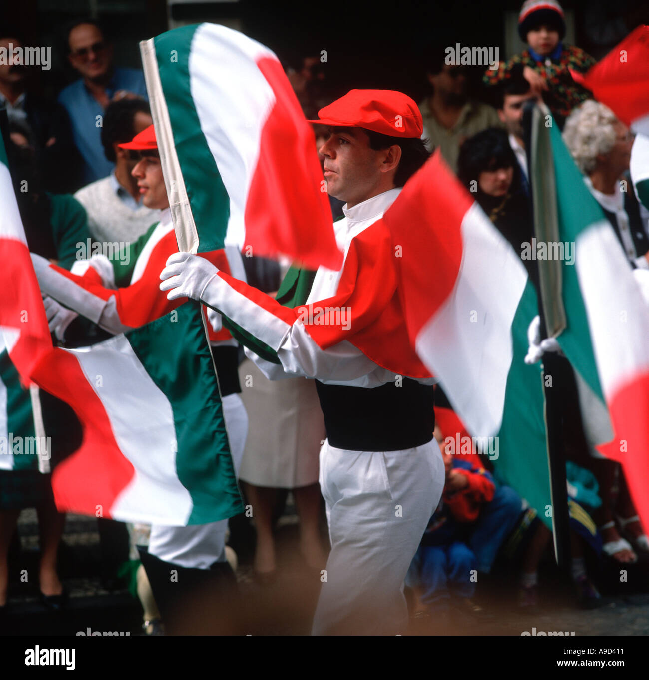 Dimostranti in costume tradizionale a Funchal Festival dei Fiori, Funchal, Madeira, Portogallo Foto Stock