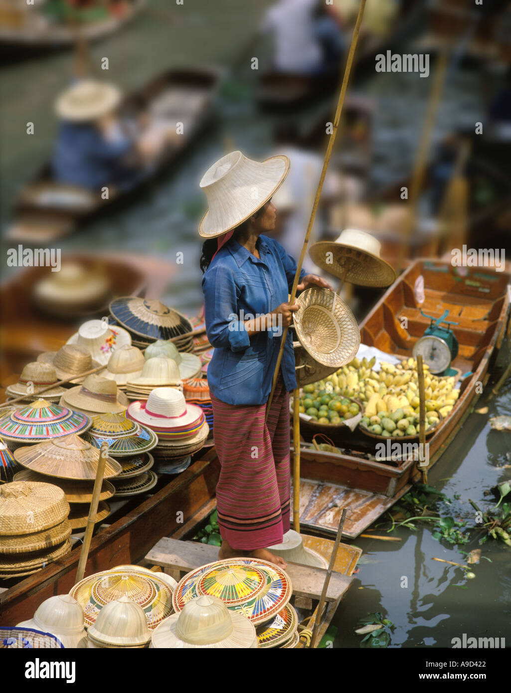 Mercato Galleggiante di Damnoen Saduak vicino a Bangkok, in Thailandia Foto Stock