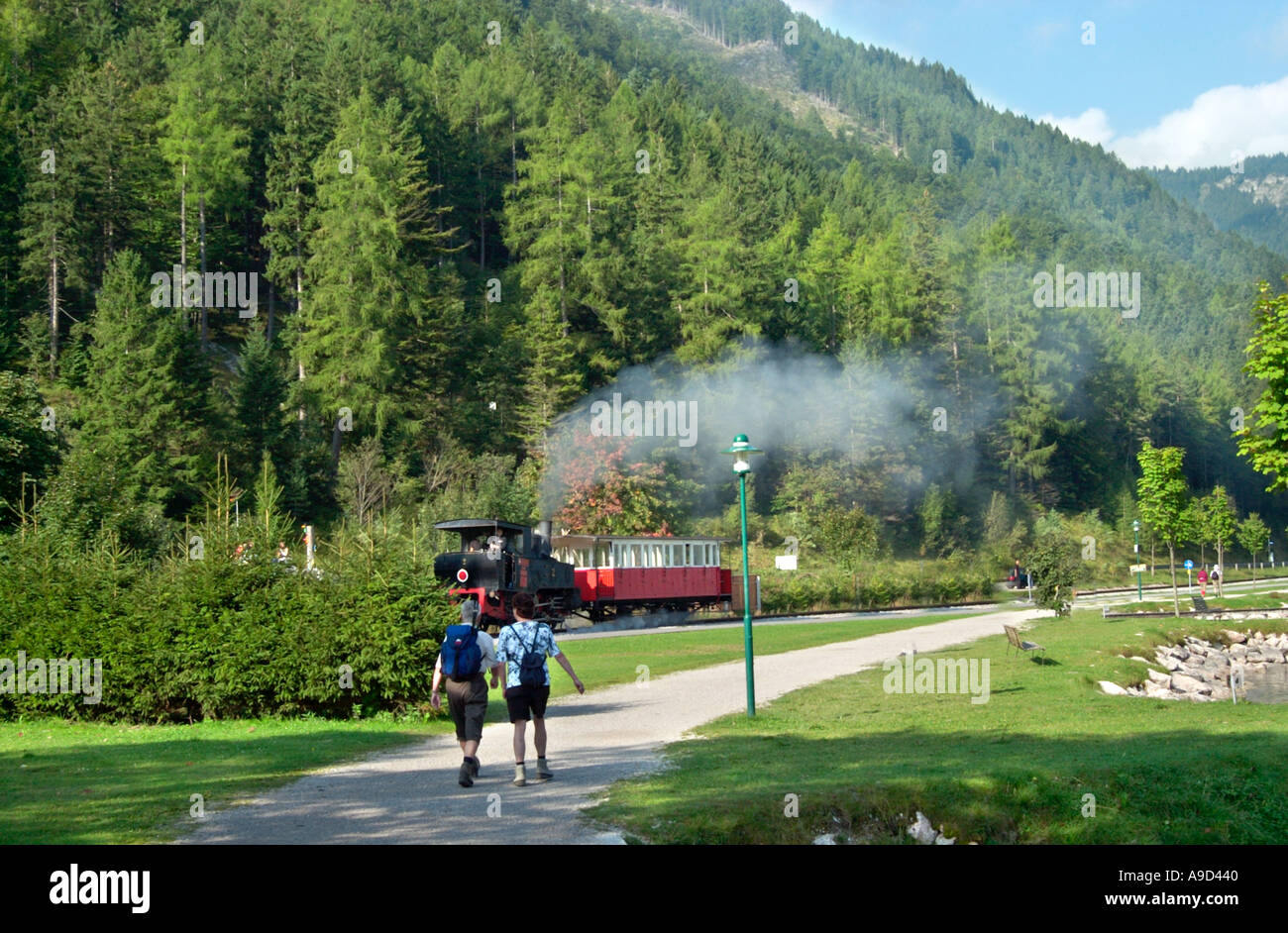 I camminatori e un treno locale sulla riva del lago di Como tra Maurach e Pertisau, Lago Achensee, Tirolo, Austria Foto Stock