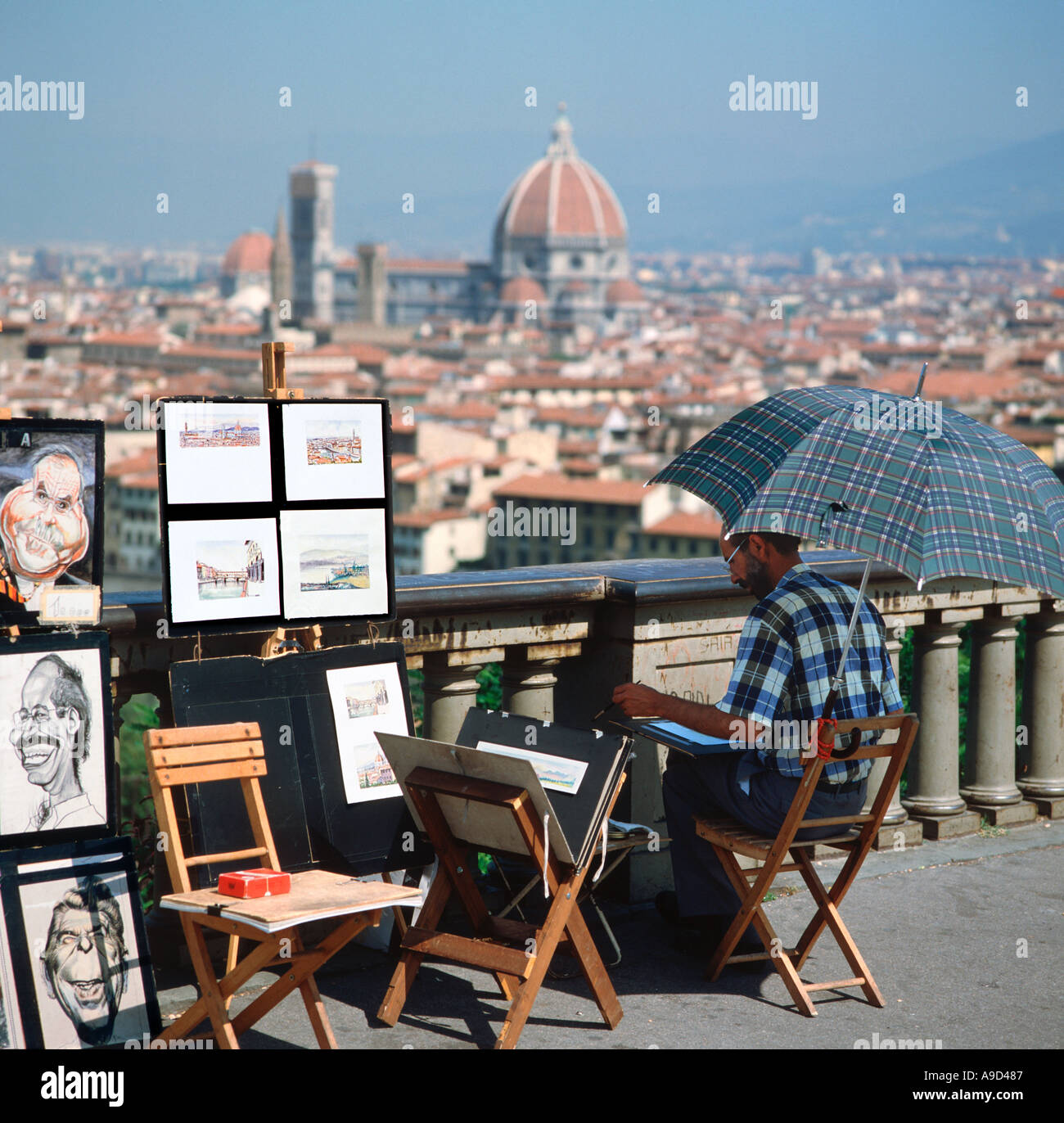 Un artista in Piazzale Michelangelo con vista sul Duomo e la città vecchia dietro, Firenze, Toscana, Italia Foto Stock