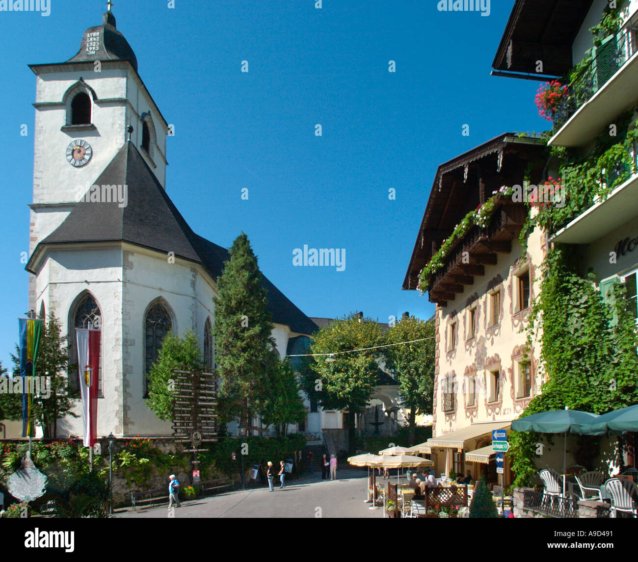 Chiesa e street cafe nel centro storico, St Wolfgang, lago di Wolfgang, Salzkammergut, Austria Foto Stock