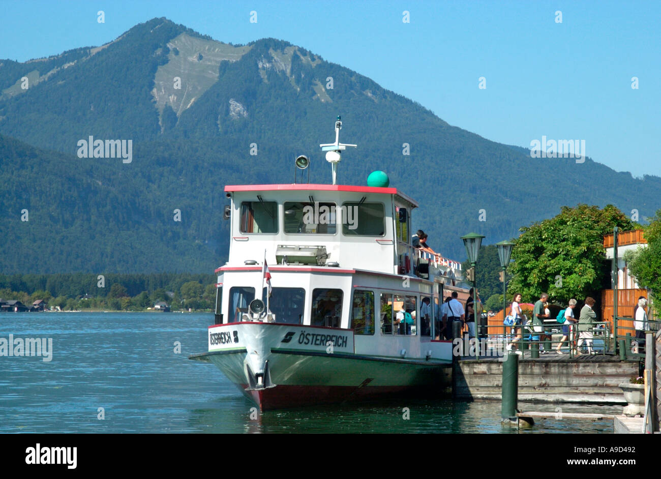 Traghetto al lungolago in St Wolfgang, lago di Wolfgang, Salzkammergut, Austria Foto Stock