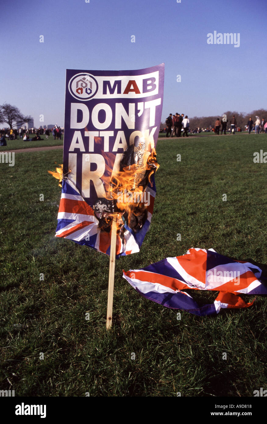 Banner e Union Jack flag che era impostato su incendio presso la London Hyde Park dimostrazione opposto alla guerra in Iraq Foto Stock