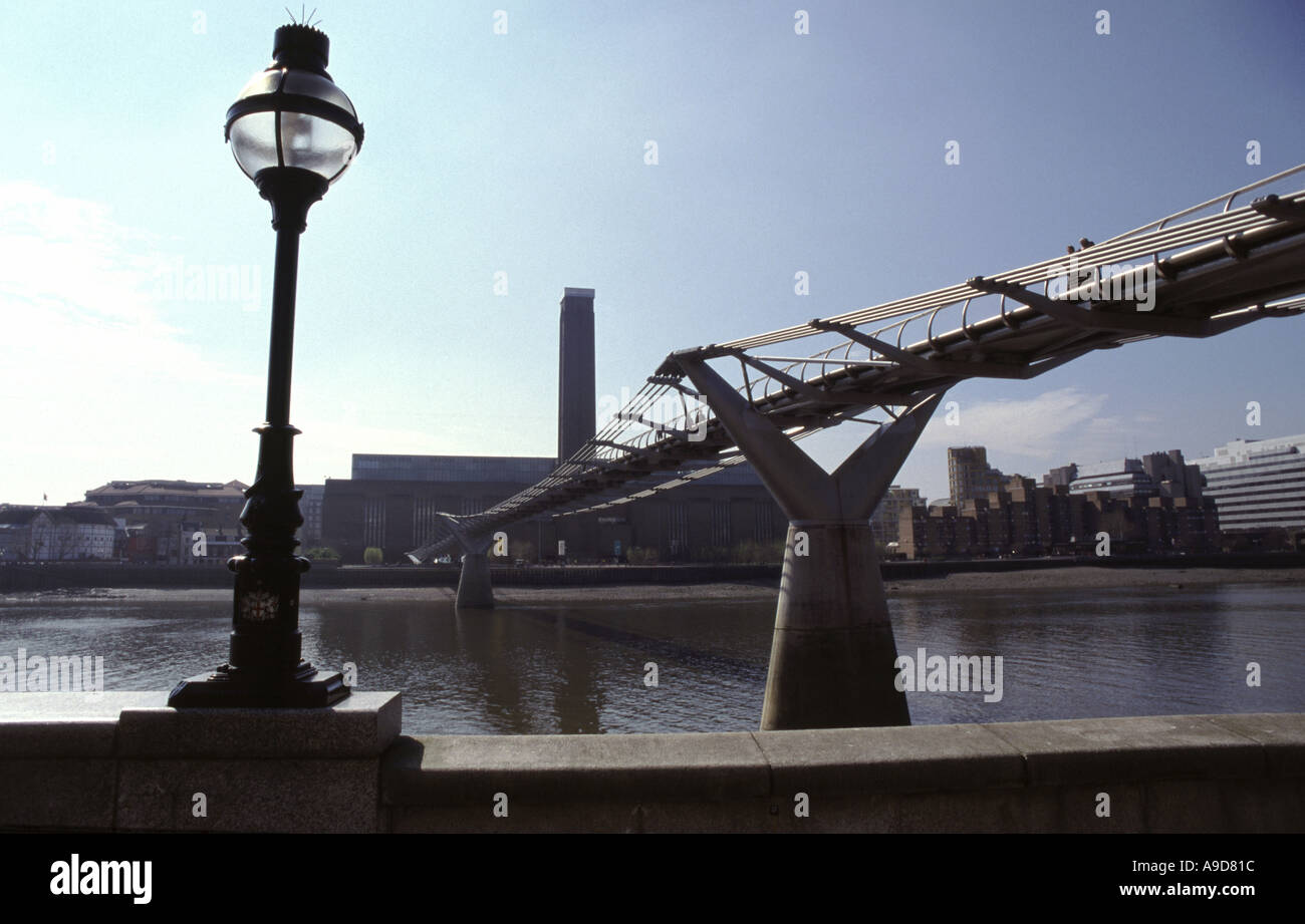 Il nuovo millennio ponte che attraversa il fiume Tamigi a Londra che collega la galleria d'arte Tate Modern e St Paul s Foto Stock