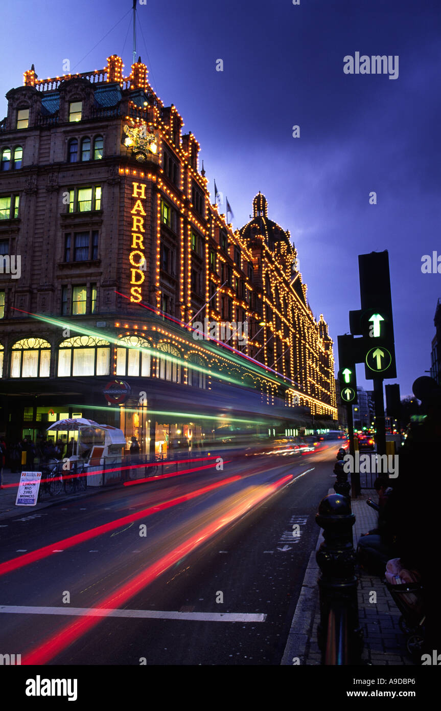 I percorsi del traffico presso i famosi magazzini Harrods accesa fino al tramonto nella città di Londra Inghilterra REGNO UNITO Foto Stock