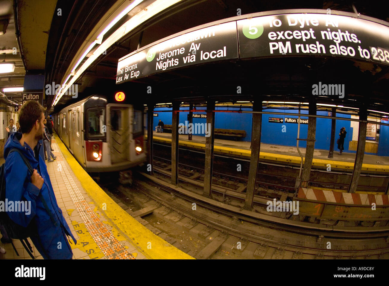 Giovane uomo uomini di passeggeri in attesa per la metropolitana metropolitana midtown Manhattan New York City Stati Uniti d'America Foto Stock