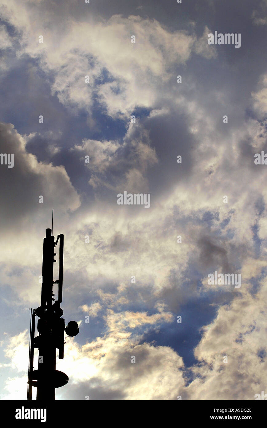 Telefono cellulare montante e nuvole Foto Stock