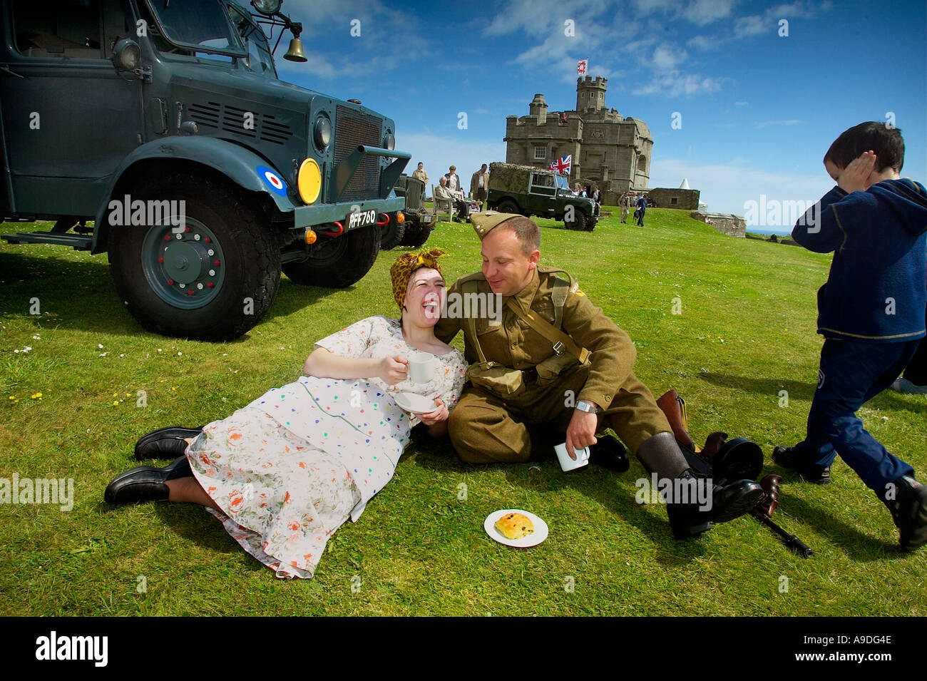 Persone vestite nel 1940 s abbigliamento a Pendennis Castle in Falmouth Cornwall Regno Unito Foto Stock